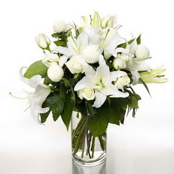  Eskişehir internetten çiçek satışı  1 dal cazablanca 7 adet beyaz gül vazosu