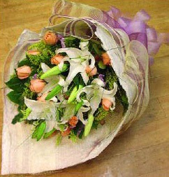  Eskişehir hediye sevgilime hediye çiçek  11 ADET GÜL VE 1 ADET KAZABLANKA
