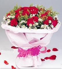  Eskişehir hediye sevgilime hediye çiçek  12 ADET KIRMIZI GÜL BUKETI 