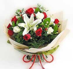 güller ve kazablanklardan görsel bir buket  Eskişehir hediye sevgilime hediye çiçek 