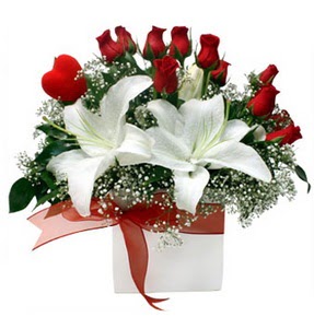  Eskişehir 14 şubat sevgililer günü çiçek  1 dal kazablanka 11 adet kırmızı gül vazosu