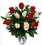 Vazo içerisinde 6 kırmızı 6 beyaz gül  Eskişehir uluslararası çiçek gönderme 
