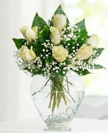 Cam içerisinde 7 adet beyaz gül  Eskişehir yurtiçi ve yurtdışı çiçek siparişi 